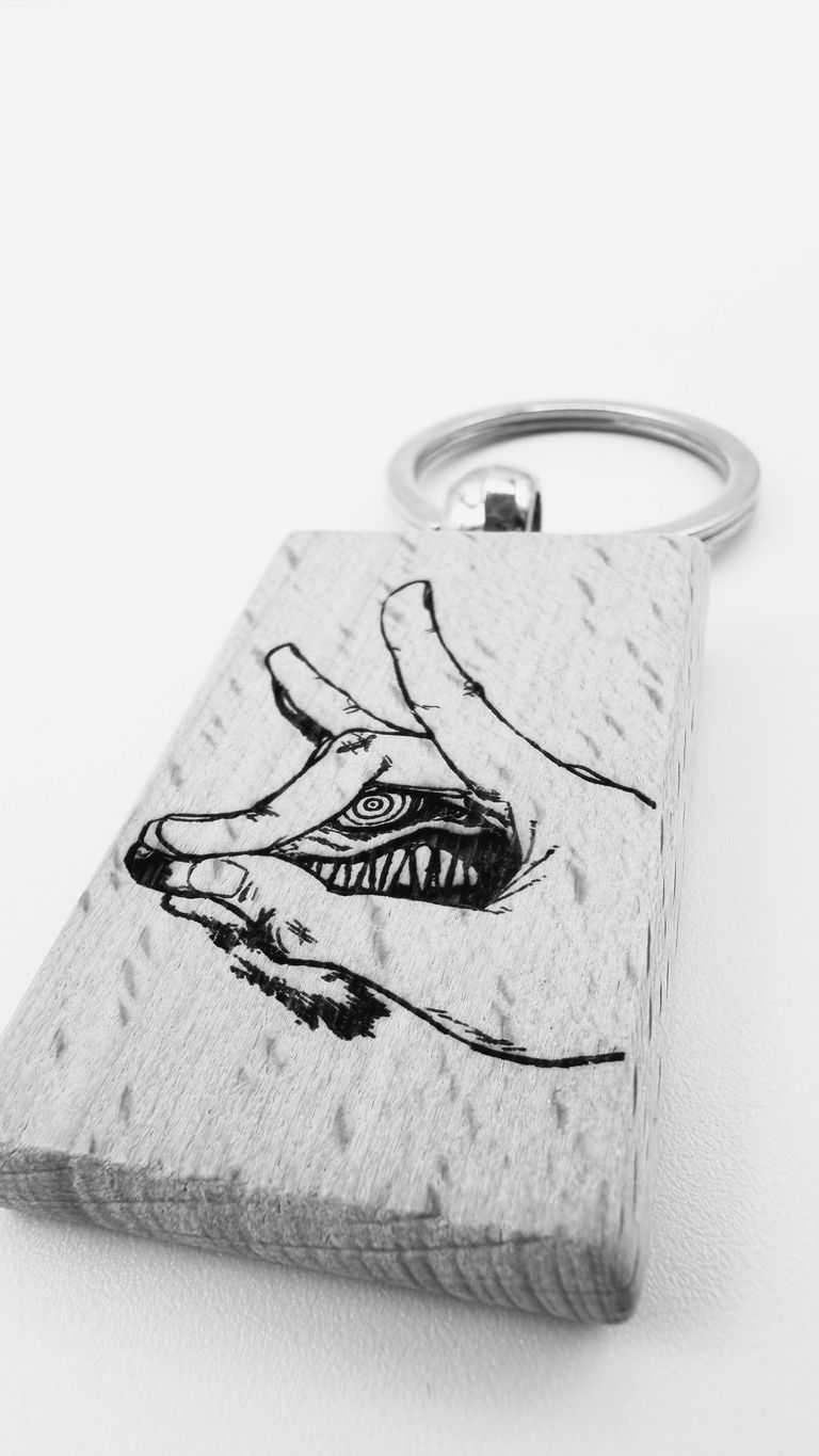 Portachiavi personalizzato in legno naturale inciso a laser con dettagli precisi e anello in metallo resistente