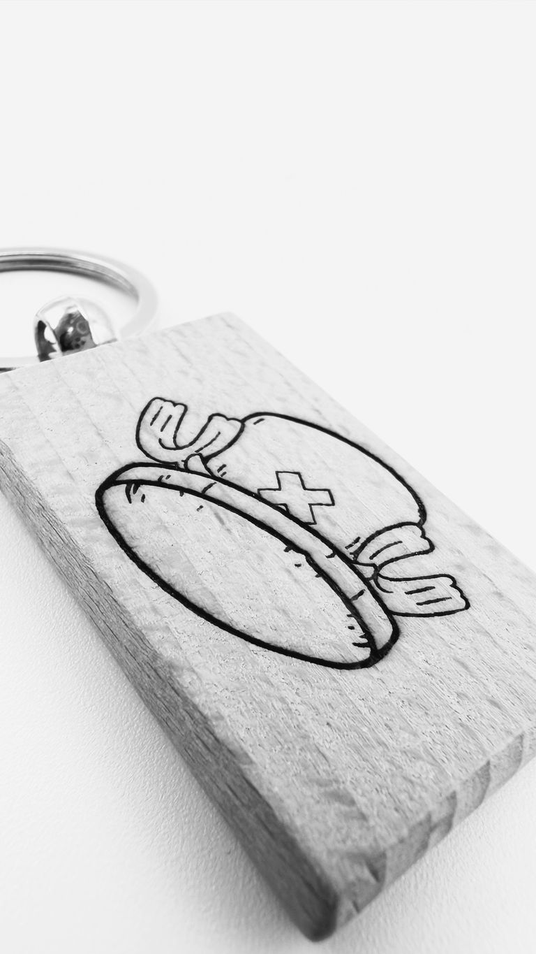 Portachiavi personalizzato in legno naturale inciso a laser con dettagli precisi e anello in metallo resistente