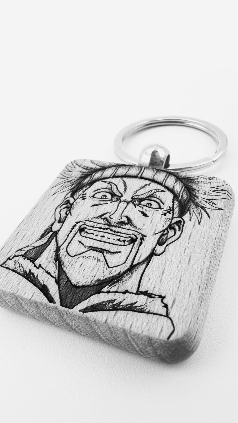 Portachiavi personalizzato in legno naturale inciso a laser con dettagli precisi e anello in metallo resistente