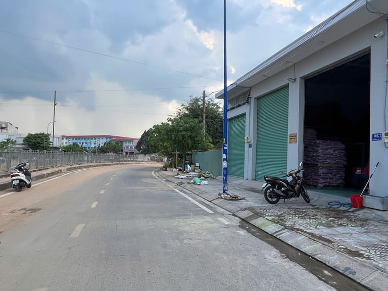 Mặt tiền Kênh nước đen. Tiếp giáp Kênh Tham Lương Mặt tiền Kênh nước đen. Tiếp giáp Kênh Tham Lương