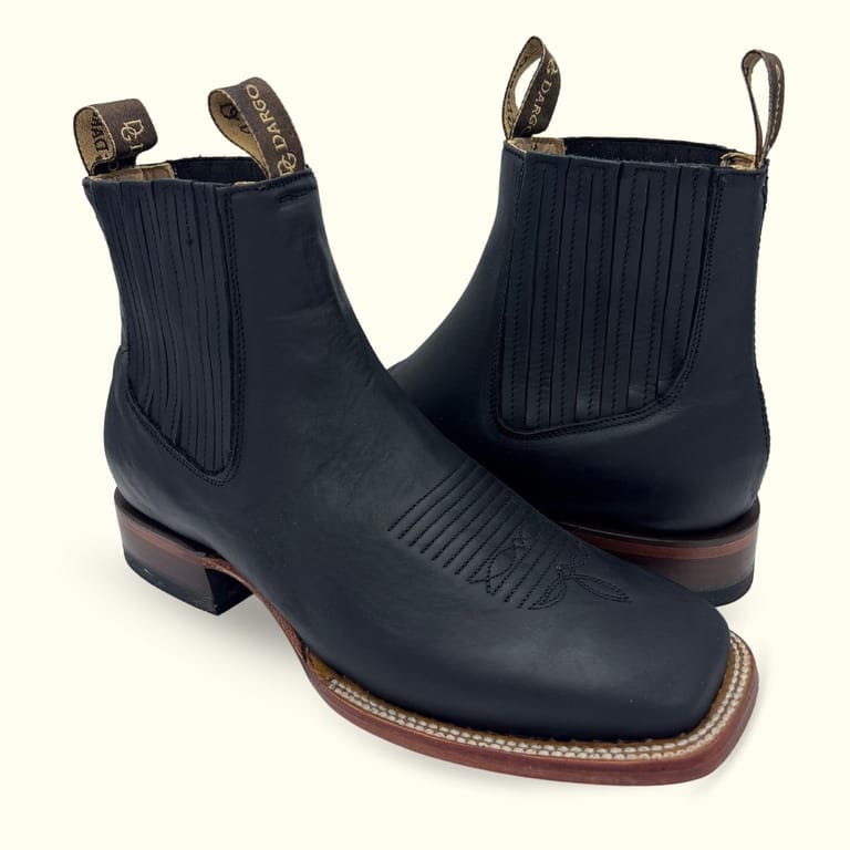 Botines vaqueros dargo de piel vacuno con acabado graso negro con forrro y plantilla de piel de res, la suela de cuero con construcción welt, quiere decir que es cosida, es producto hecho en mexico de forma artesanal