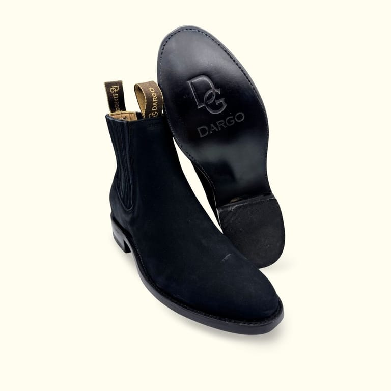botines charros vaqueros Dargo completamente de piel color negro con acabado nubuck suevecito  corte, forro y plantilla de piel de res con suela de cuero con contrucción welt cosida bordado vaquero para hombre que saben que el comercio de botas local lo vale desde leon guanajuato