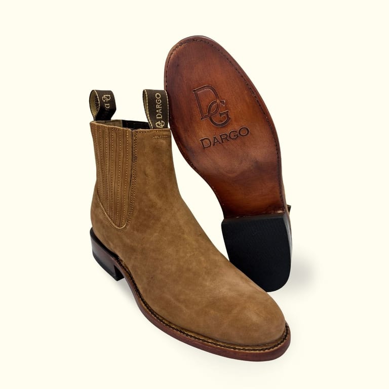 botines charros vaqueros Dargo completamente de piel color mielcon acabado nubuck, corte, forro y plantilla de piel de res con contrucción welt cosida bordado vaquero para hombre que saben que el comercio de botas local lo vale desde leon guanajuato