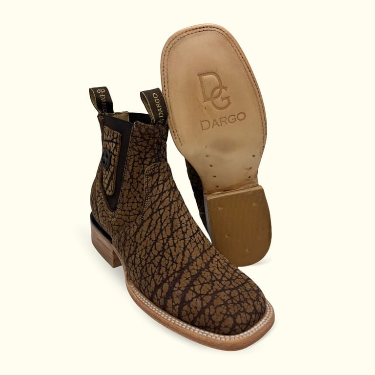 Botines-de-piel-dargo-vaqueros-de-cuello-de-toro-o-tambien-conocido-como-torobuck-color-miel-con-forro-y-plantilla-de-piel-genuina-la-suela-es-de-cuero-con-construcción-welt-quiere-decir-cosida