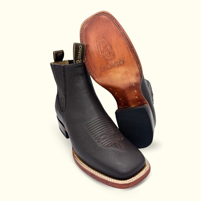 Botin Dargo vaquero con construcción Welt cosida de calidad premium de piel de res color kansas chocolate o choco con forro y plantilla de piel de vacuno, con suela de cuero con acabado madera, hecho en Mexico desde fabrica en leon guanajuato