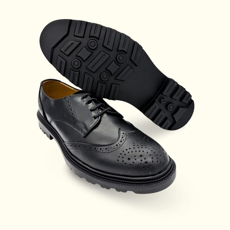 Zapato bostoniano negro completamente de piel con suela antiderrapante de material tr suela y plantilla de piel  ultra comoda, producto hecho en mexico en fabricado leon guanajuato