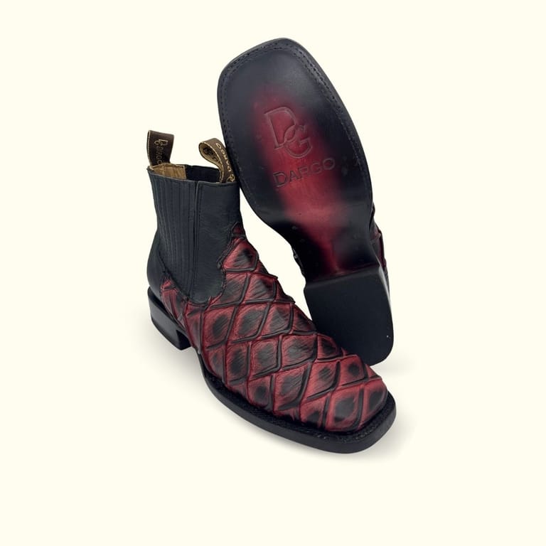 Botines vaqueros pirarucu fondo negro con los filos rojos marca dargo, completamente de piel, con suela de cuero negra con sombras color rojo con construcción welt cosida,botas hecho en mexico realizada de forma artesanal