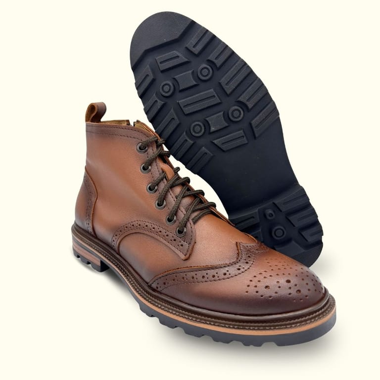 Botin bostoniano urbano de piel de res con agujeta frontal y cierre lateral , cafe coñac sombreados de forma artesanal, con suela antiderrapante hecho en leon guanajuato mexico directo desde fabrica