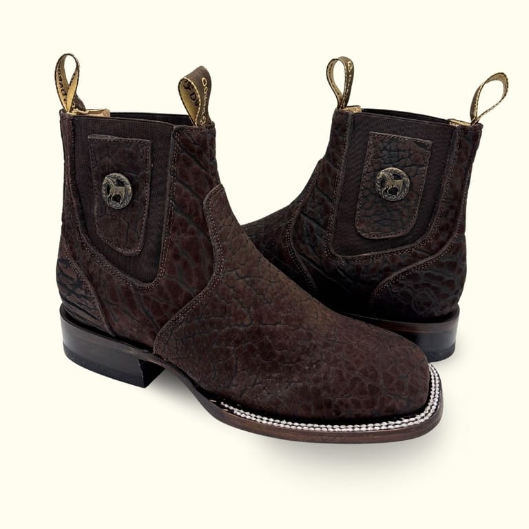 botines vaqueros Dargo completamente de piel color cafe chocolate piel cuello de toro con herraje de centenario lateral,  forro y plantilla de piel de res con suela de cuero con contrucción welt cosida , para vaqueros hombre que saben que el comercio de botas local lo vale desde leon guanajuato