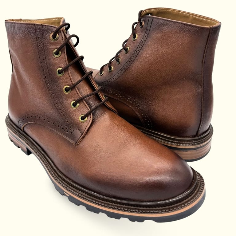 Botin Dargo Urbano casual de piel de res color cafe coñac sombreado de forma artesanal con forro y plantilla de piel de cerdo, con suela TR antiderrapante, hecho en Mexico desde fabrica en leon guanajuato