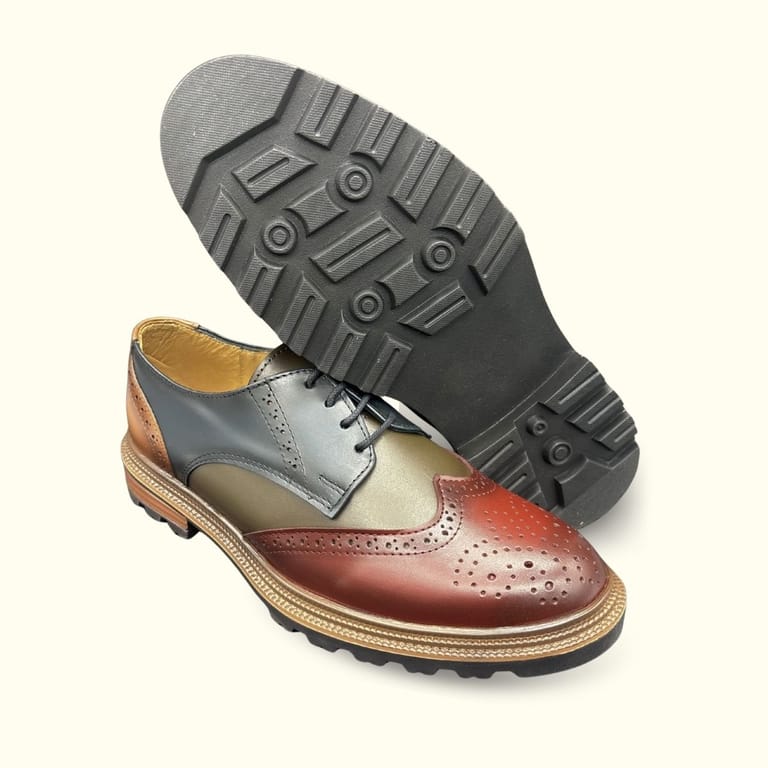 Zapatos bostonianos marca dargo color multicolor completamente de piel con punta rojos eguido por verde azul y talon camel perfecto para lucir elegante siendo un calzado muy facil para combinar, super comodo con suela tr antiderrapante