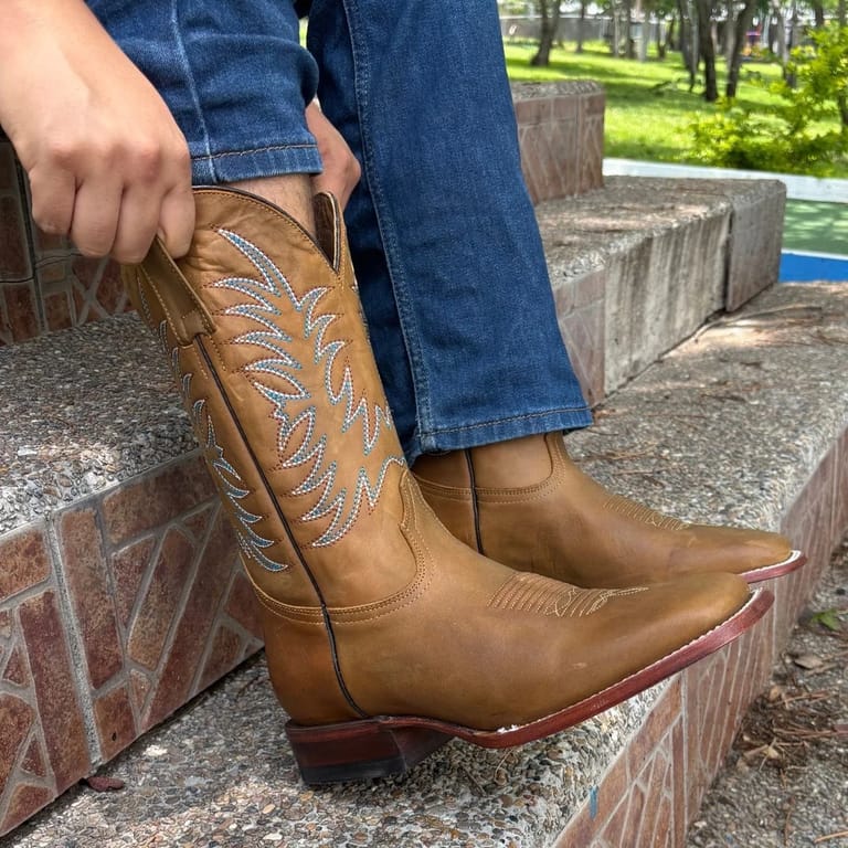 Botas vaqueras Dargo de piel vacuno miel con suela de cuero bordada con construccion welt western artesanales hecho en mexico