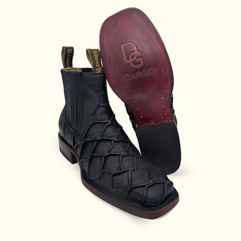 Botines vaqueros pirarucu negro marca dargo, completamente de piel, con suela de cuero con acabado cherry con construcción welt cosida,las botas son hecho en mexico realizada de forma artesanal