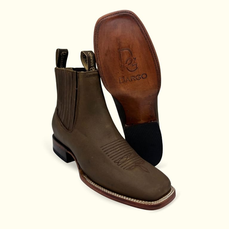 Botines vaqueros graso thang marca dargo, completamente de piel, con suela de cuero con construcción welt cosida, hecho en mexico realizada de forma artesanal