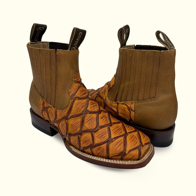 botines vaqueras Dargo completamente de piel color miel con camel imitación pescado pirarucu, corte, forro y plantilla de piel de res con contrucción welt cosida bordado vaquero para hombre que saben que el comercio de botas local lo vale desde leon guanajuato
