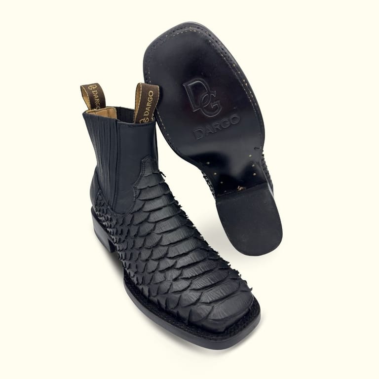 botines vaqueros piton Dargo color negro fileteado suela de cuero con acabado negro,  forro y plantilla de piel de res con suela de cuero con contrucción welt cosida , para vaqueros hombre que saben que el comercio de botas local lo vale desde leon guanajuato