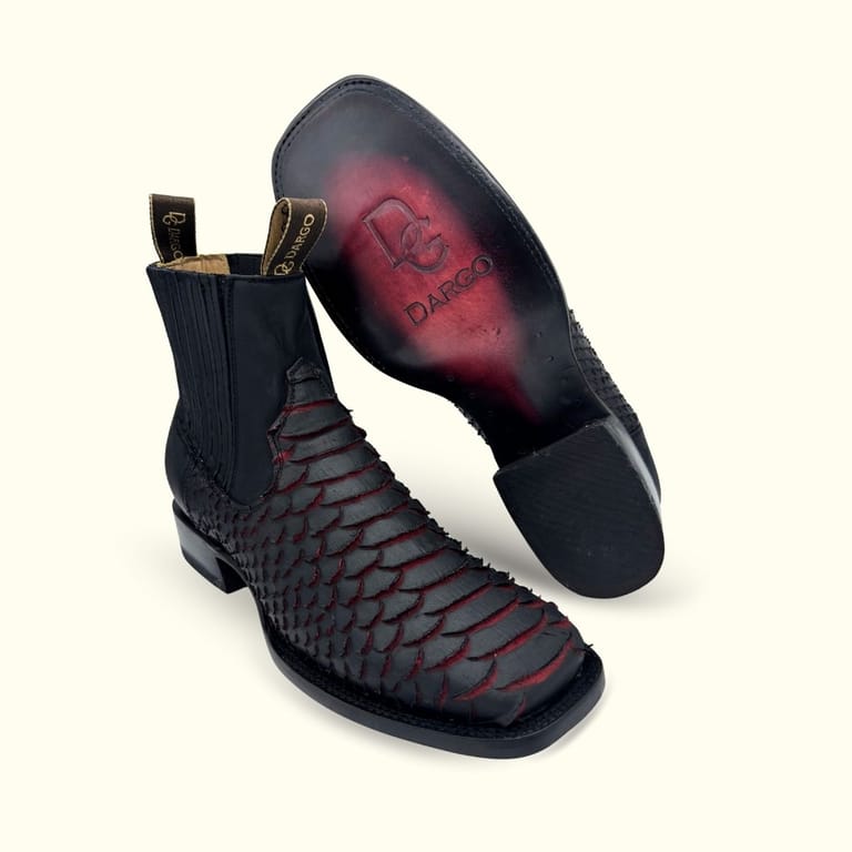botines vaqueros piton bicolor Dargo color negro con fileteo rojo suela de cuero roja con negro,  forro y plantilla de piel de res con suela de cuero con contrucción welt cosida , para vaqueros hombre que saben que el comercio de botas local lo vale desde leon guanajuato