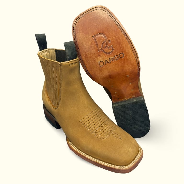 Botin vaquero de piel acabado Nubuck color topo, corte, forro y plantilla de piel de res, con suela de cuero con construcción Welt esto quiere decir que es cosida, es hecha cien porciento en León Guanajuato México