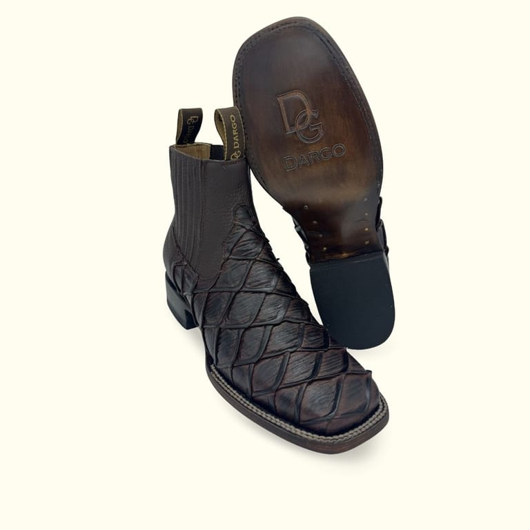 Botines vaqueros pirarucu cafe color chocolate marca dargo, completamente de piel, con suela de cuero con el acabado del mismo color de la bota con construcción welt cosida, botas hecho en mexico realizada de forma artesanal