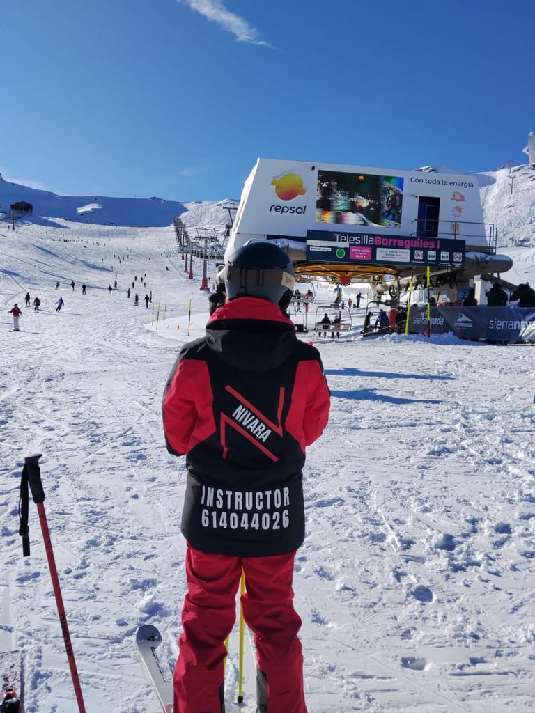 Monitora de esqui en Sierra Nevada