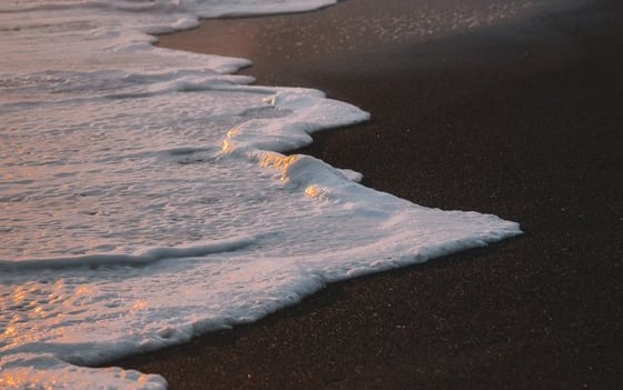ocean waves crashing on shore during daytime