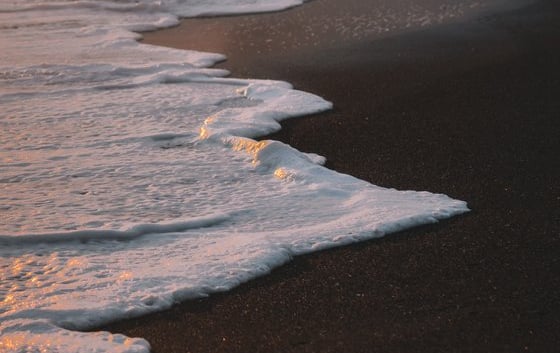 ocean waves crashing on shore during daytime