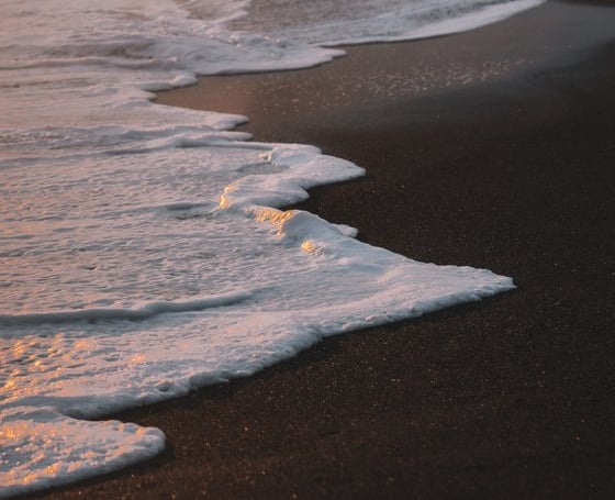 ocean waves crashing on shore during daytime