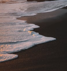 ocean waves crashing on shore during daytime