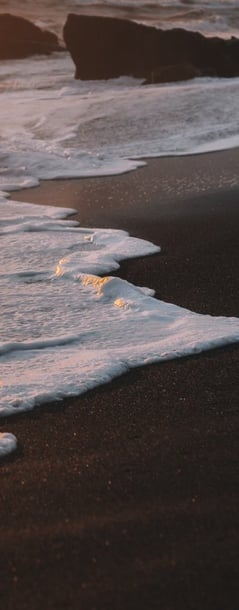 ocean waves crashing on shore during daytime