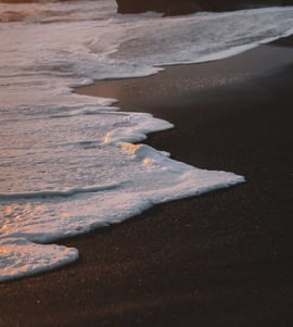 ocean waves crashing on shore during daytime