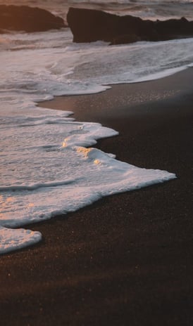 ocean waves crashing on shore during daytime