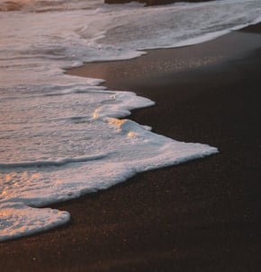 ocean waves crashing on shore during daytime