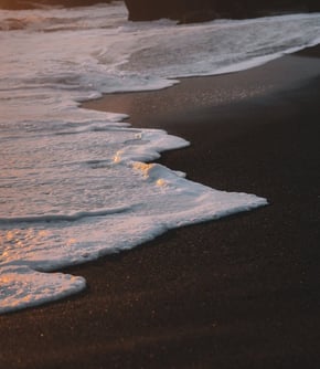 ocean waves crashing on shore during daytime