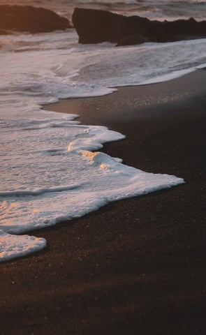 ocean waves crashing on shore during daytime