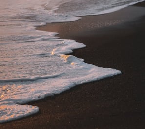 ocean waves crashing on shore during daytime