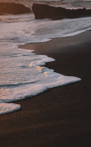 ocean waves crashing on shore during daytime