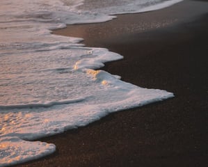 ocean waves crashing on shore during daytime