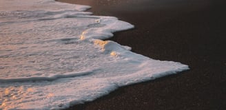 ocean waves crashing on shore during daytime