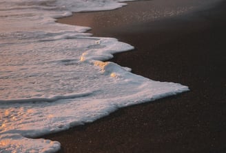 ocean waves crashing on shore during daytime