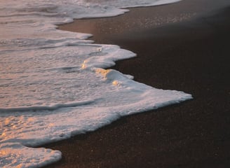 ocean waves crashing on shore during daytime