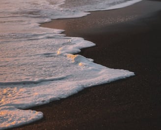 ocean waves crashing on shore during daytime