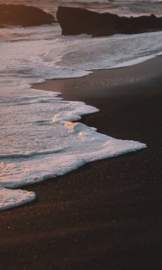 ocean waves crashing on shore during daytime