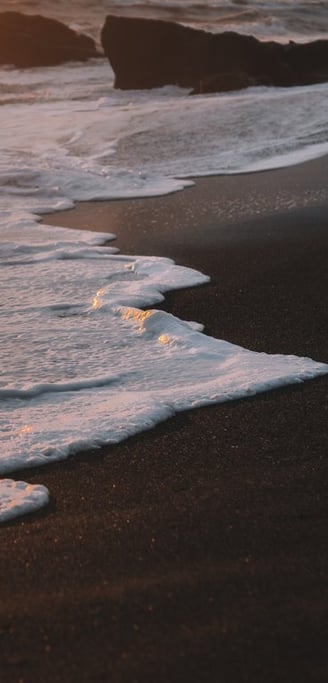 ocean waves crashing on shore during daytime