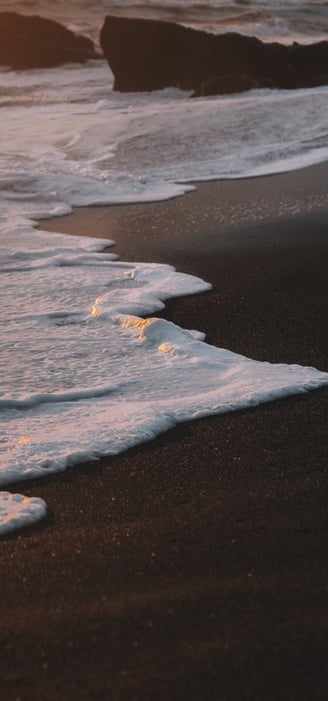 ocean waves crashing on shore during daytime