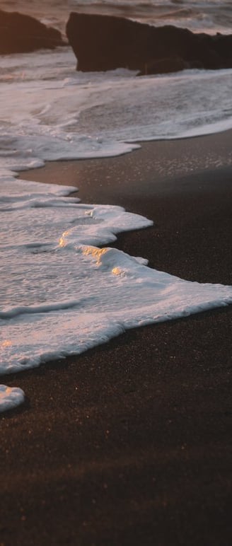 ocean waves crashing on shore during daytime