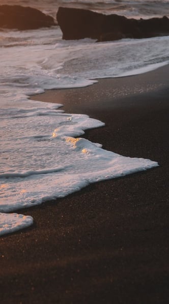 ocean waves crashing on shore during daytime