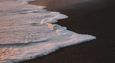 ocean waves crashing on shore during daytime