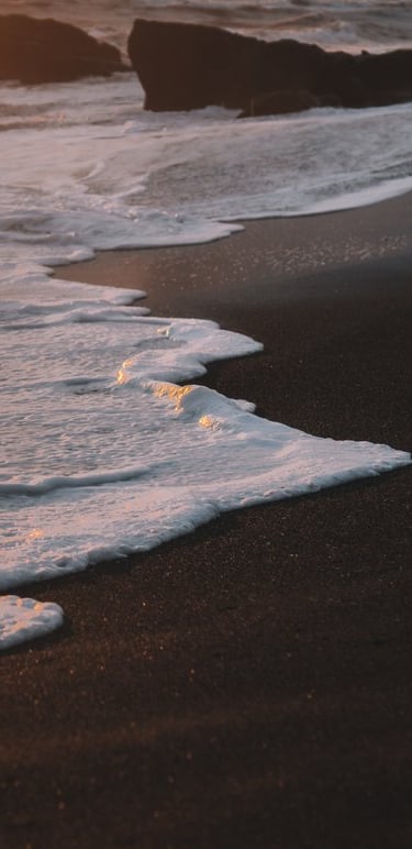 ocean waves crashing on shore during daytime