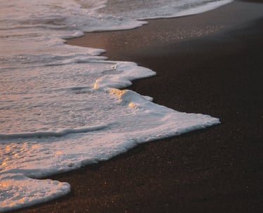 ocean waves crashing on shore during daytime