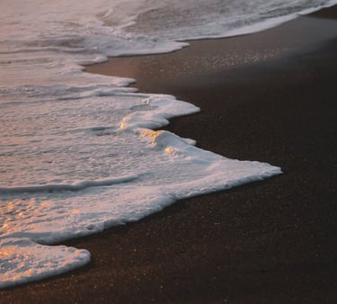 ocean waves crashing on shore during daytime